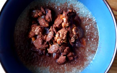 Crème de chia au thé matcha, fruits secs marinés et graines toastées